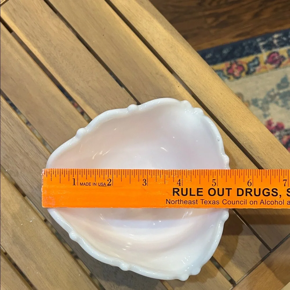 Vgt White Hobnail Glass Bowl. Milk glass three footed design. - Picture 3 of 5